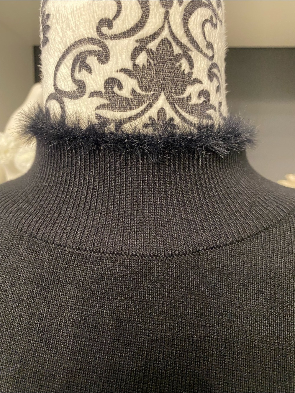 CHARLIE B Black Short-Sleeve Mockneck Sweater With Faux Fur Collar